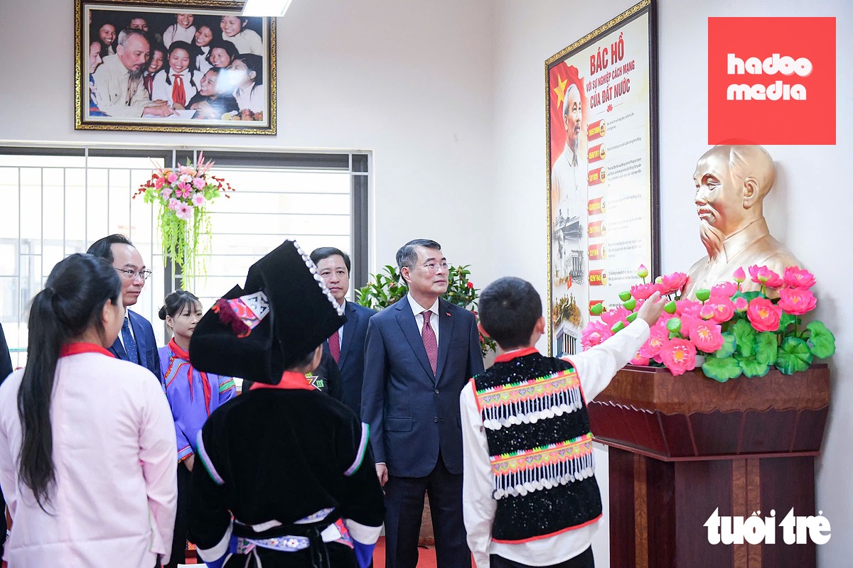 Thủ tướng tham quan Không gian văn hóa Hồ Chí Minh trong trường - Ảnh: NAM TRẦN