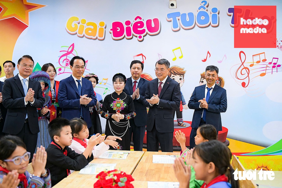 Các em học sinh đón lãnh đạo trong phòng học mới - Ảnh: NAM TRẦN
