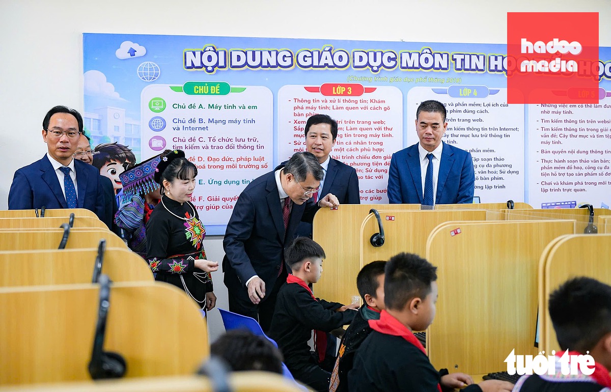 Thủ tướng Lê Minh Hưng thăm phòng học mới và trò chuyện cùng các em học sinh. Trường phổ thông nội trú tiểu học và THCS Mường Khương có tổng mức đầu tư ban đầu 215 tỉ đồng - Ảnh: NAM TRẦN