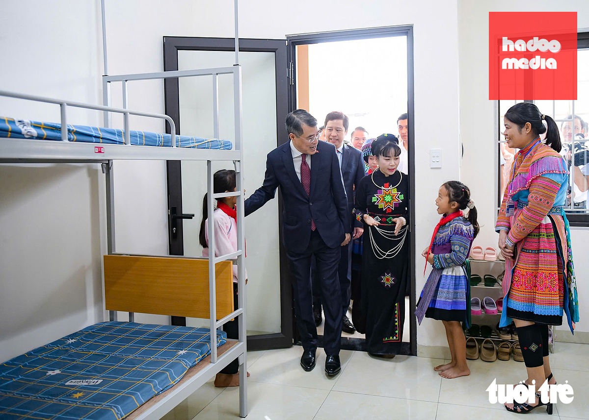 Trường có tổng diện tích gần 5ha, gồm 9 khối nhà đồng bộ, đáp ứng điều kiện học tập, sinh hoạt và nội trú cho 980 học sinh. Trong hình là khu nội trú của các học sinh - Ảnh: NAM TRẦN