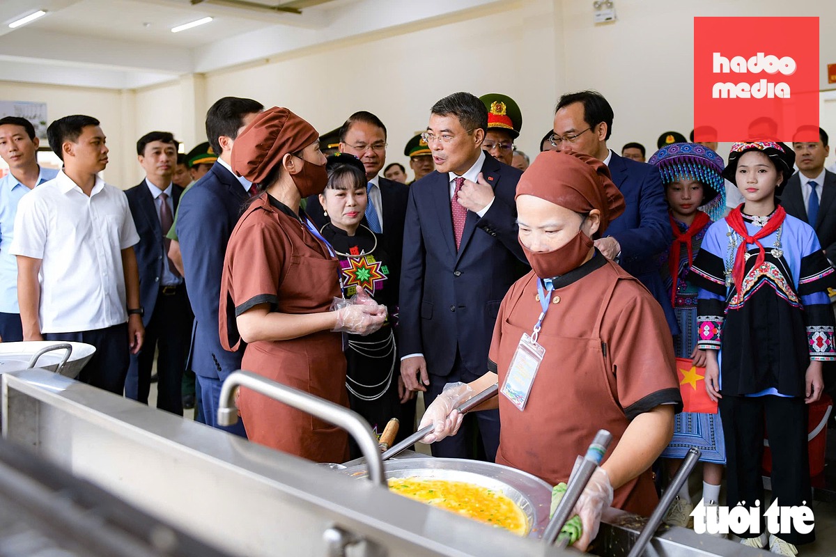 Thủ tướng Lê Minh Hưng thăm khu vực bếp ăn nội trú. Cô Mông Thị Duyên, Hiệu trưởng Trường phổ thông nội trú tiểu học và THCS Mường Khương, cho biết nhà trường không chỉ chuẩn bị chu đáo các điều kiện về cơ sở vật chất, đội ngũ giáo viên, mà còn quan tâm sắp xếp nơi ăn ở, sinh hoạt, bảo đảm các em học sinh nhanh chóng ổn định cuộc sống để bước vào năm học mới - Ảnh: NAM TRẦN