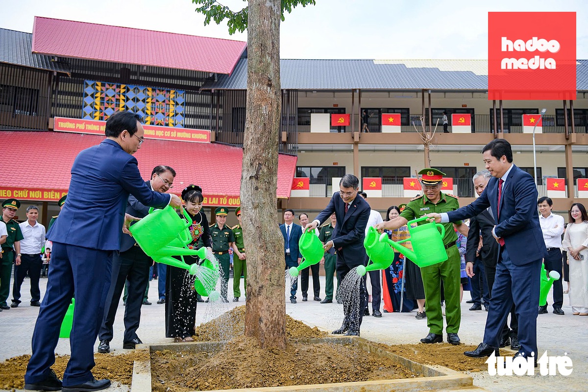 Thủ tướng Lê Minh Hưng cùng các đại biểu trồng cây lưu niệm tại trường - Ảnh: NAM TRẦN