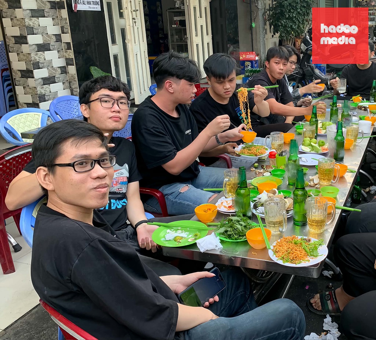Bảo vẫn thường chụp ảnh bạn bè, nhưng là nhóm thân thiết, đồng thuận - Ảnh: NGỌC SANG