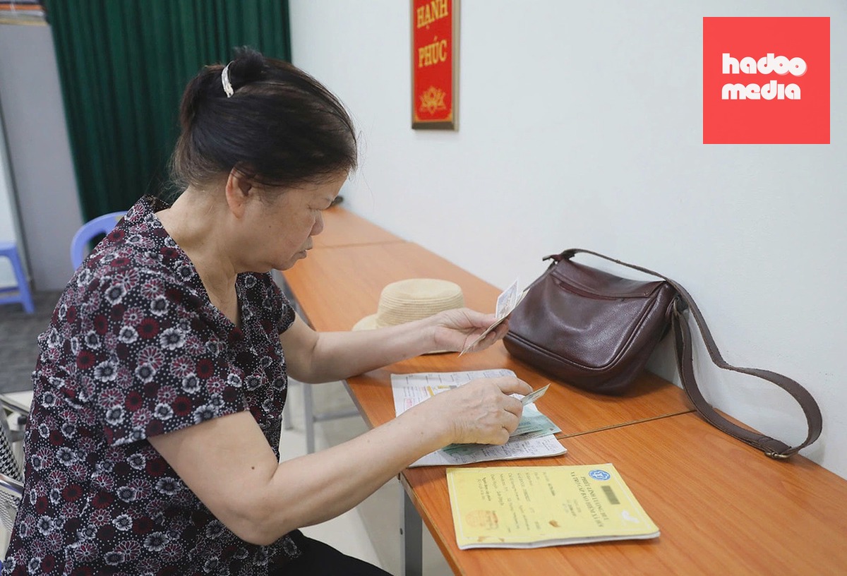 Người cao tuổi ở Hà Nội lĩnh tiền lương hưu tại điểm chi trả. Ảnh: Thu Hương