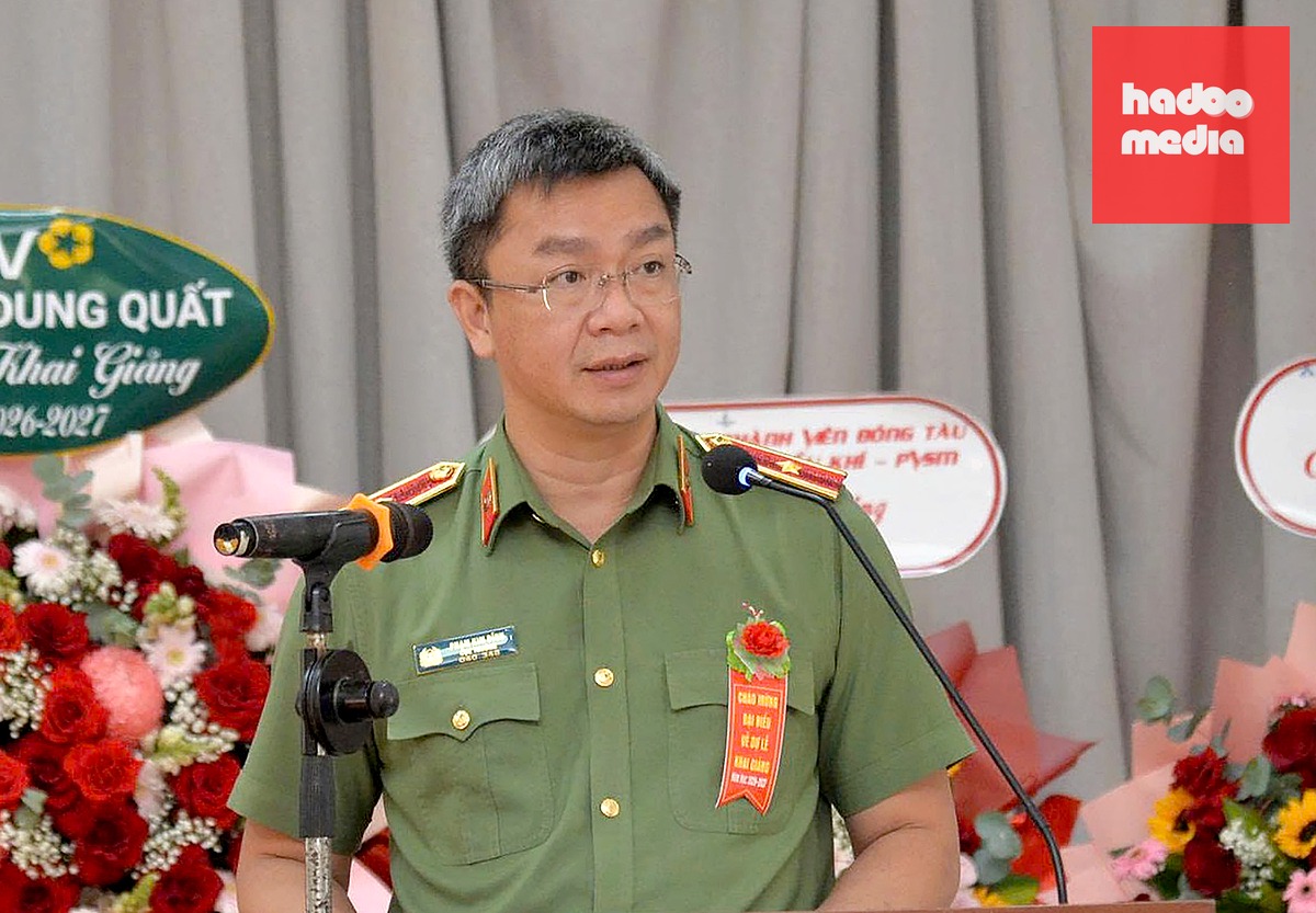 Thiếu tướng Phạm Kim Đĩnh phát biểu tại lễ khai giảng - Ảnh: TRẦN MAI