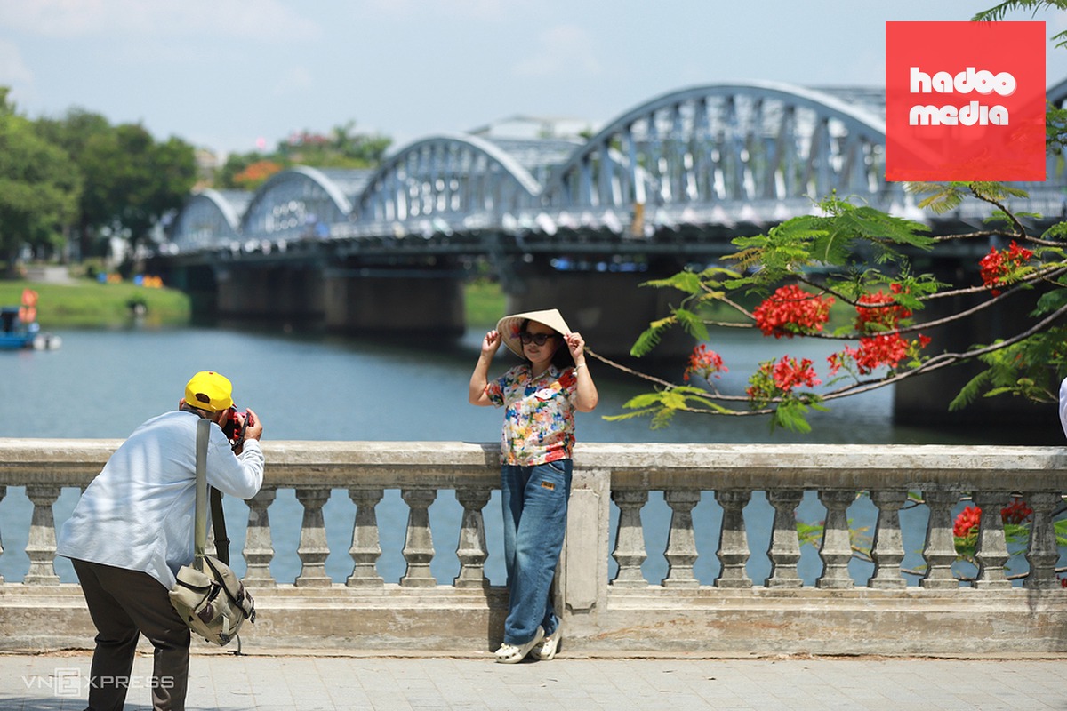 Người dân chụp ảnh cầu Trường Tiền sau khi được sơn lại màu nhũ bạc. Ảnh: Võ Thạnh