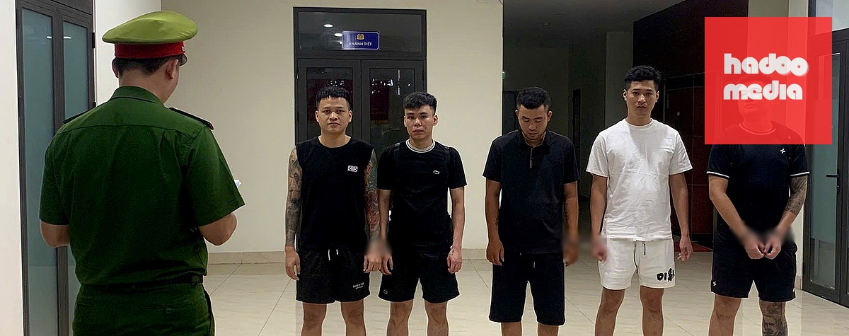 Nhóm nghi phạm tại cơ quan công an - Ảnh: H.B.