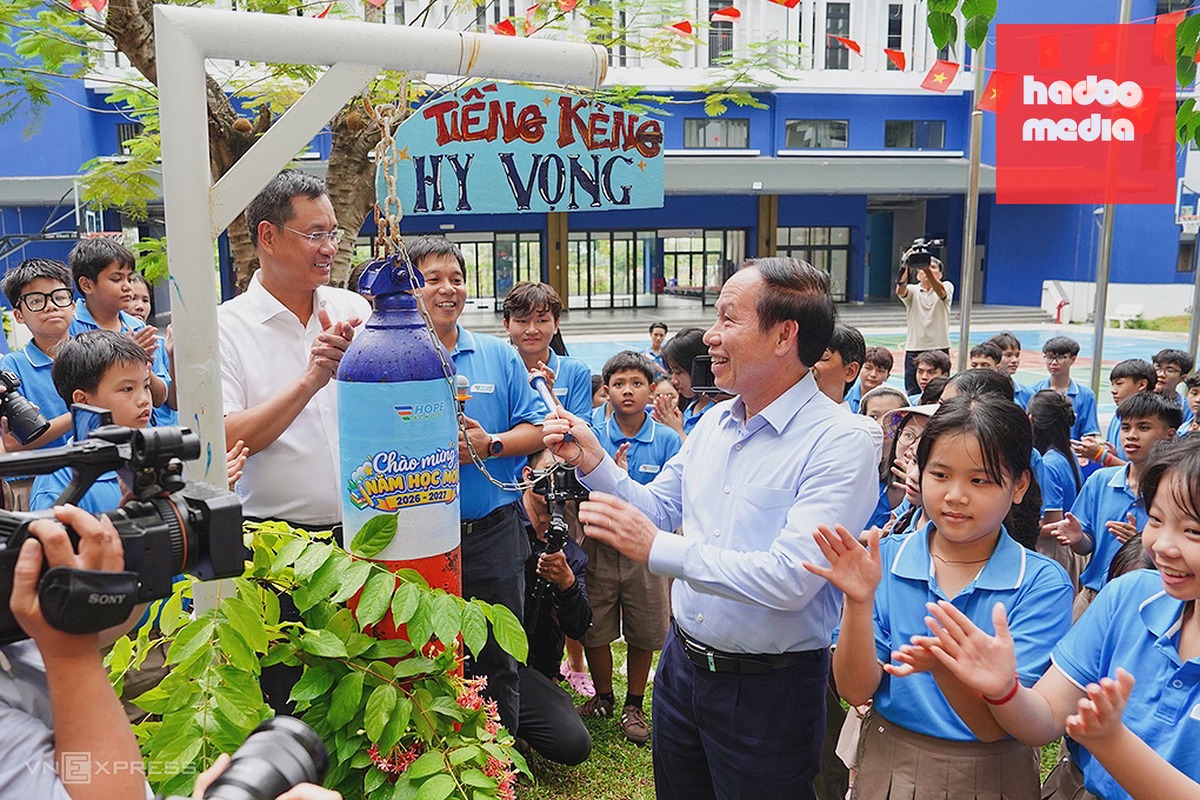 Phó thủ tướng Lê Tiến Châu đánh kẻng "Hy vọng" chào mừng năm học mới 2026-2027. Ảnh: Nguyễn Đông