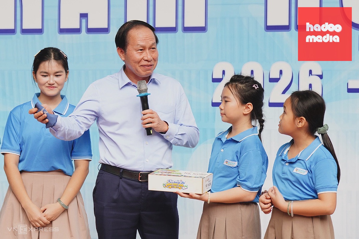 Các học sinh Trường Hy Vọng tặng nến thơm, xà bông thủ công, khăn tay cho Phó thủ tướng. Ảnh: Nguyễn Đông