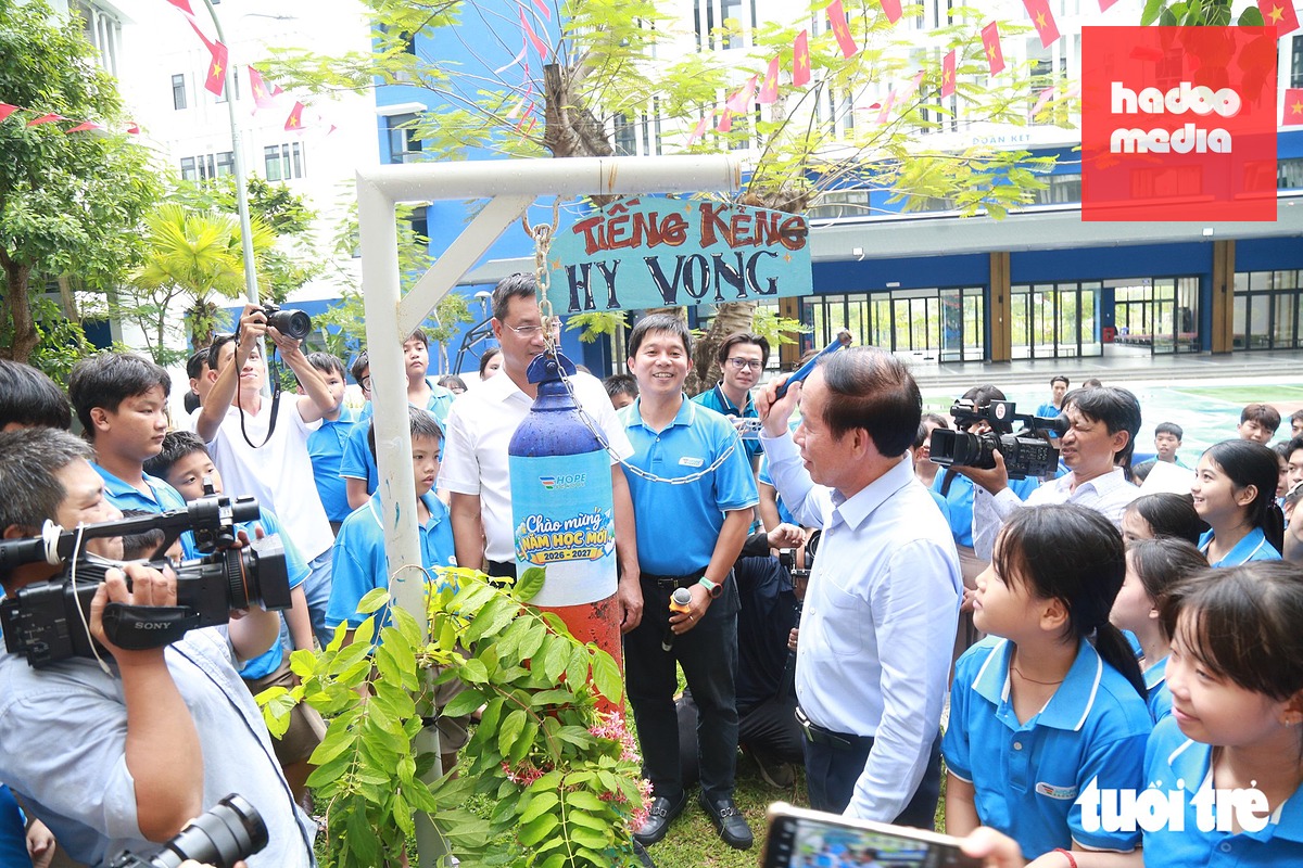 Phó thủ tướng Lê Tiến Châu và Bí thư Thành ủy Đà Nẵng Lê Ngọc Quang cùng thầy trò Trường Hy Vọng đánh những tiếng kẻng chào năm học mới - Ảnh: CHÂU SA