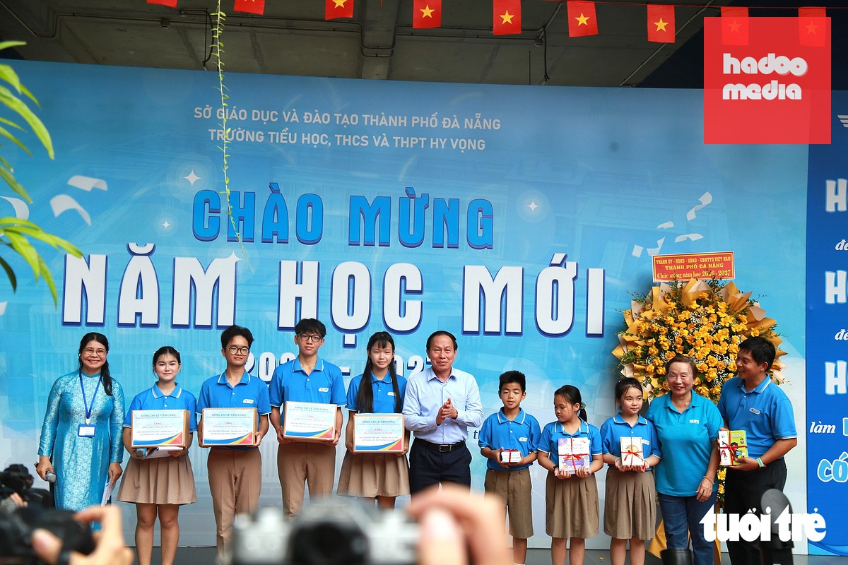 Học sinh Trường Hy Vọng nhận quà từ Phó thủ tướng Lê Tiến Châu - Ảnh: CHÂU SA