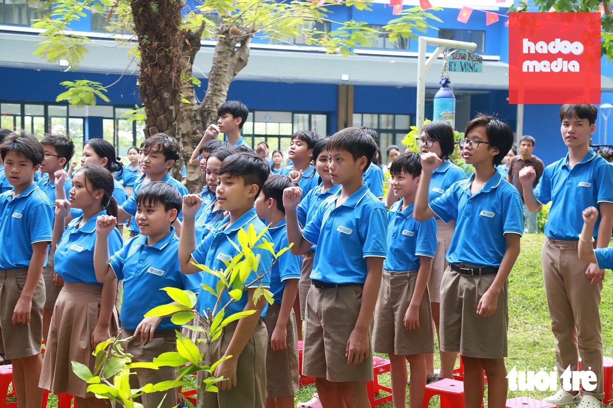 Học sinh Trường Hy Vọng đọc 10 lời hứa tại lễ chào năm học mới - Ảnh: CHÂU SA