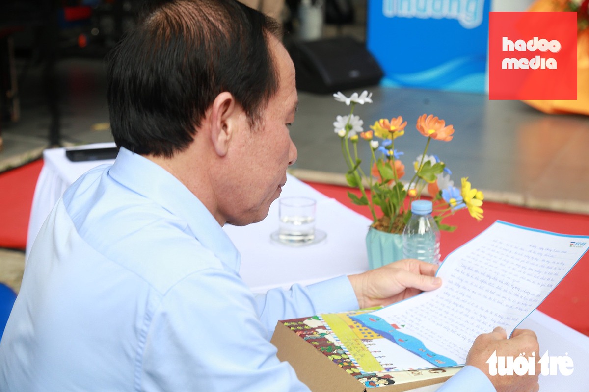 Phó thủ tướng Lê Tiến Châu xúc động đọc bức thư những học sinh Trường Hy Vọng gửi đến mình - Ảnh: CHÂU SA