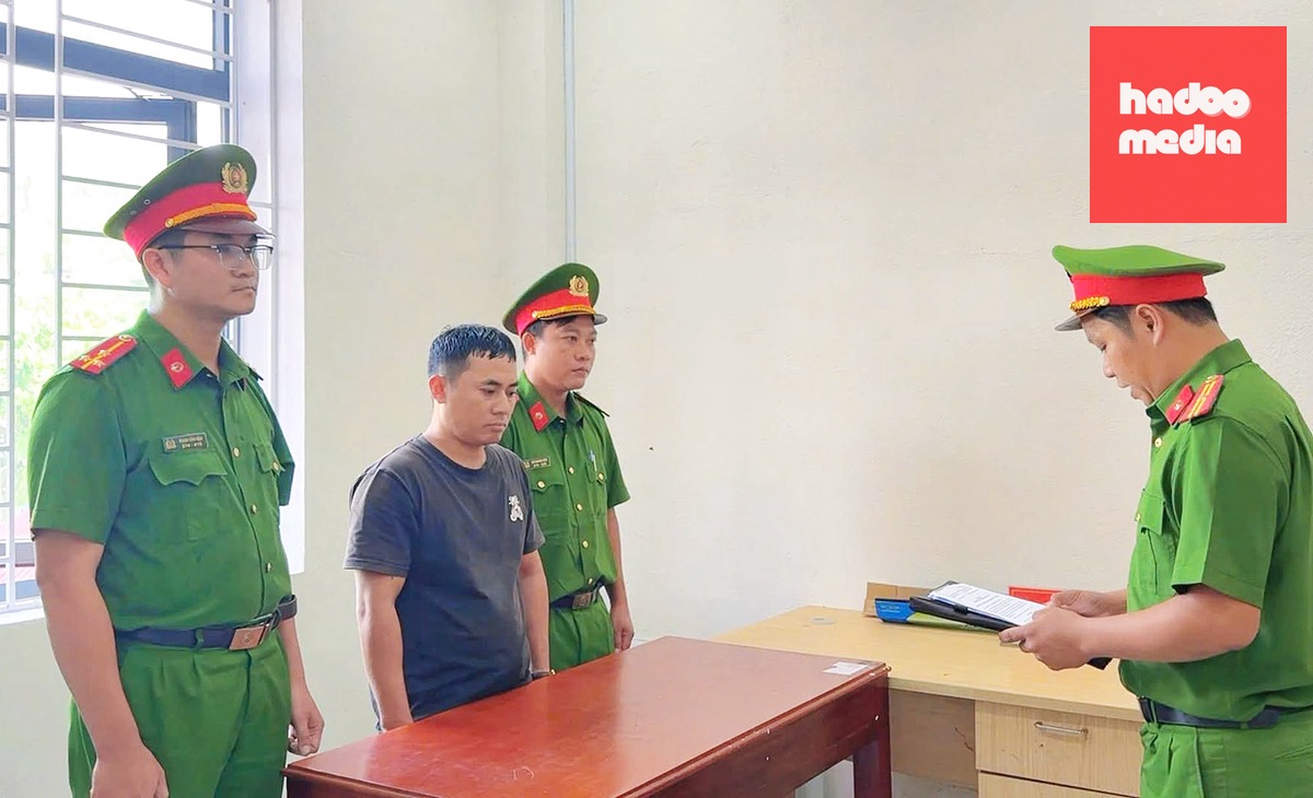 Công an đọc quyết định khởi tố bị can và thi hành lệnh bắt tạm giam đối với Nguyễn Ngọc Trung - Ảnh: Công an tỉnh Đắk Lắk