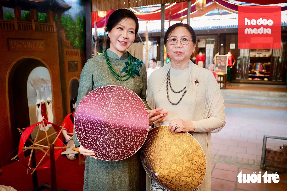 Phu nhân Ngô Phương Ly và Phu nhân Kyu Kyu Hla cùng những chiếc nón được làm từ lụa Vạn Phúc - Ảnh: NGUYỄN KHÁNH