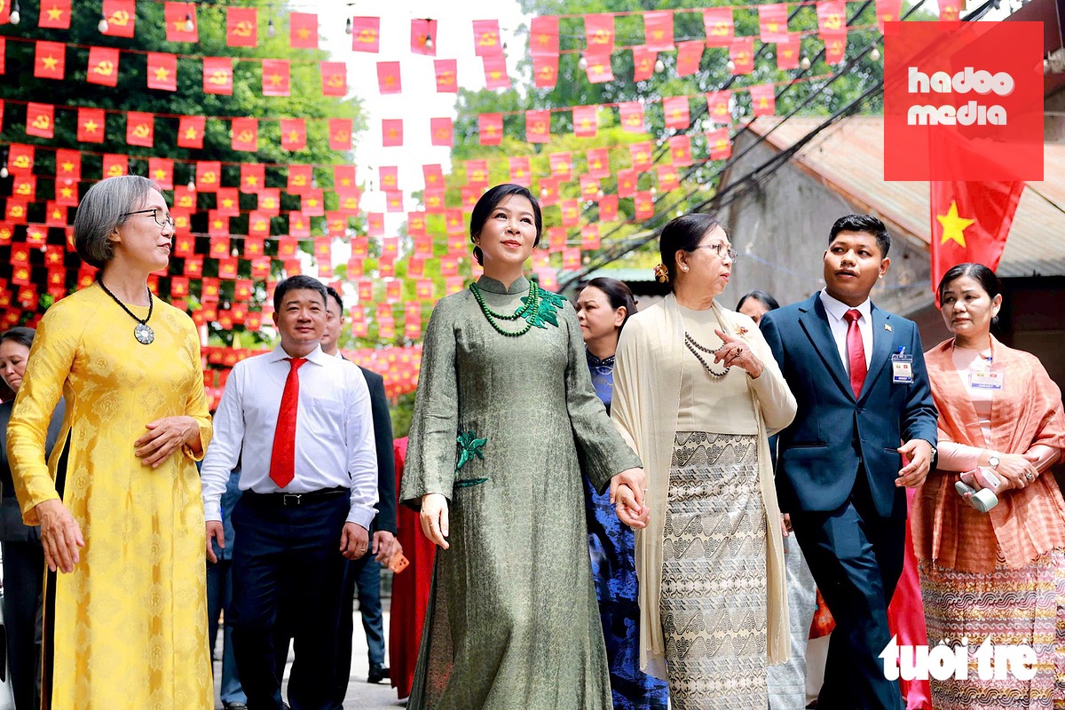 Phu nhân Ngô Phương Ly và Phu nhân Kyu Kyu Hla trên đường làng lụa Vạn Phúc - Ảnh: NGUYỄN KHÁNH