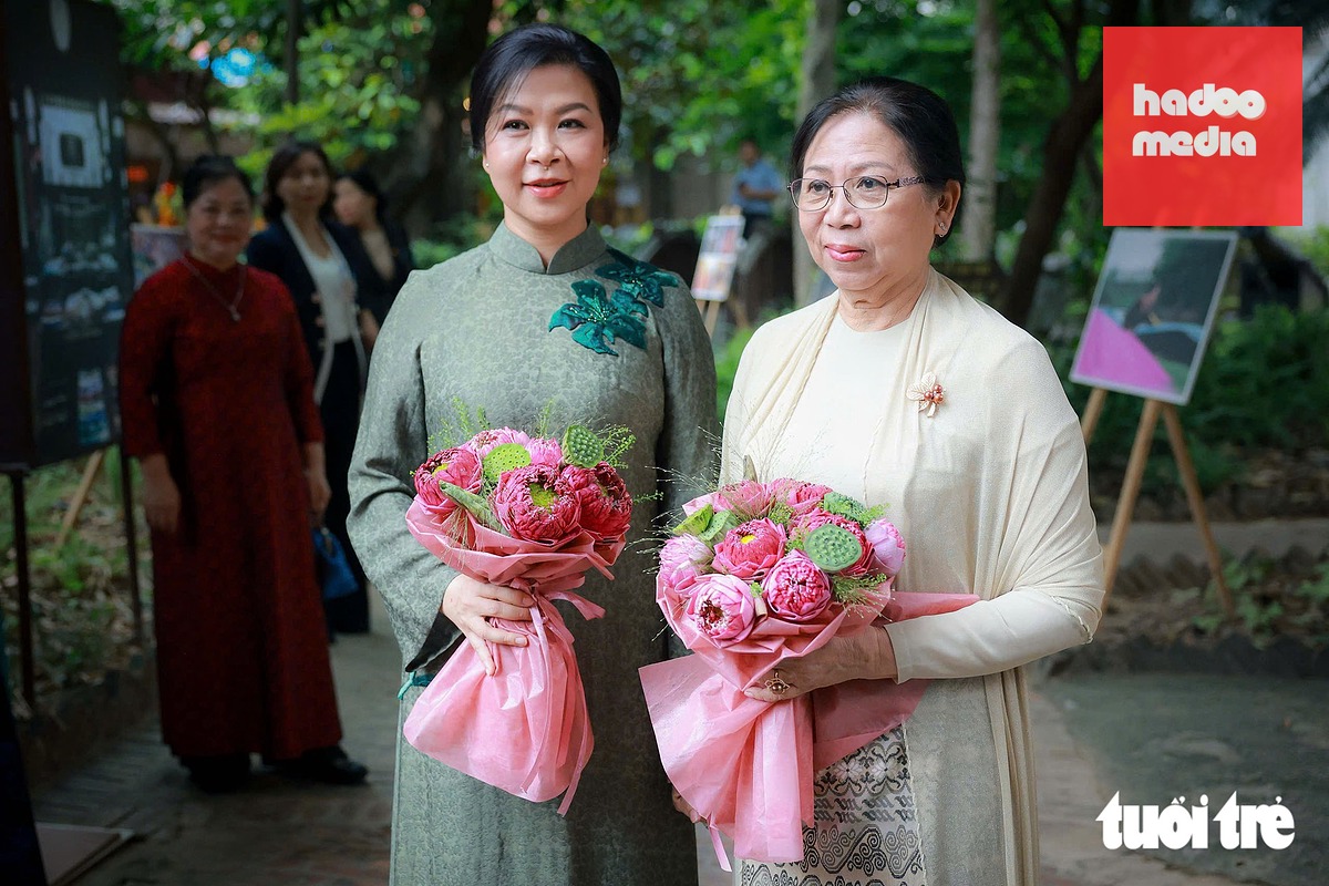 Phu nhân Ngô Phương Ly và Phu nhân Kyu Kyu Hla đến làng lụa Vạn Phúc - Ảnh: NGUYỄN KHÁNH