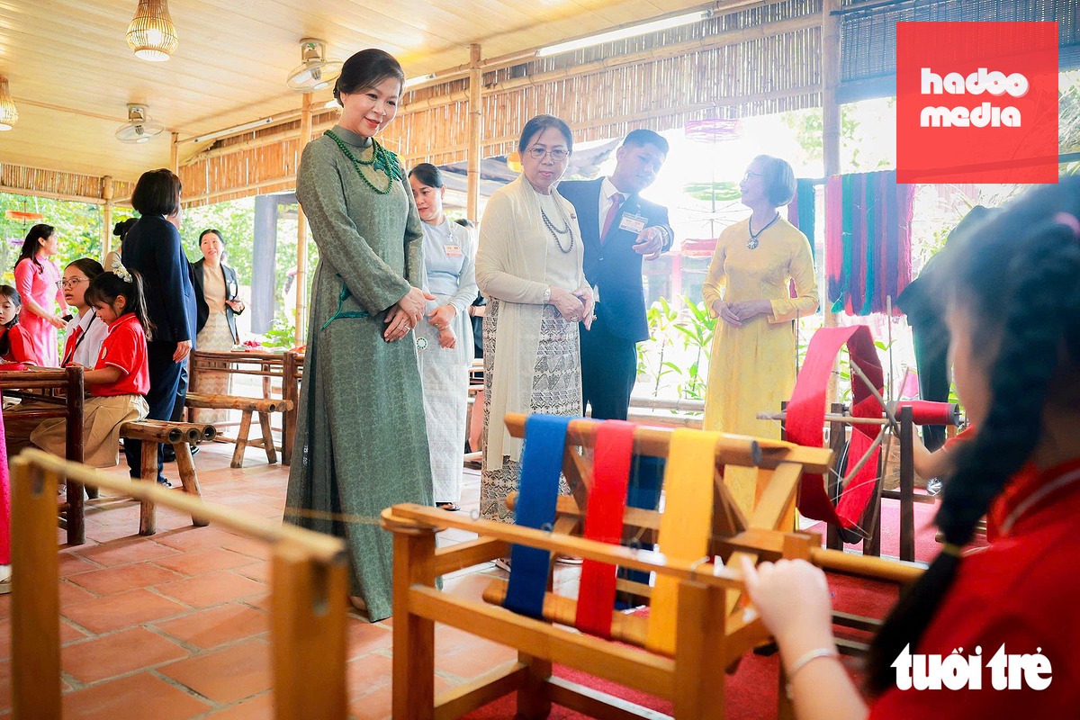 Hai Phu nhân xem các em thiếu nhi làng lụa Vạn Phúc thực hiện một số công đoạn dệt lụa - Ảnh: NGUYỄN KHÁNH