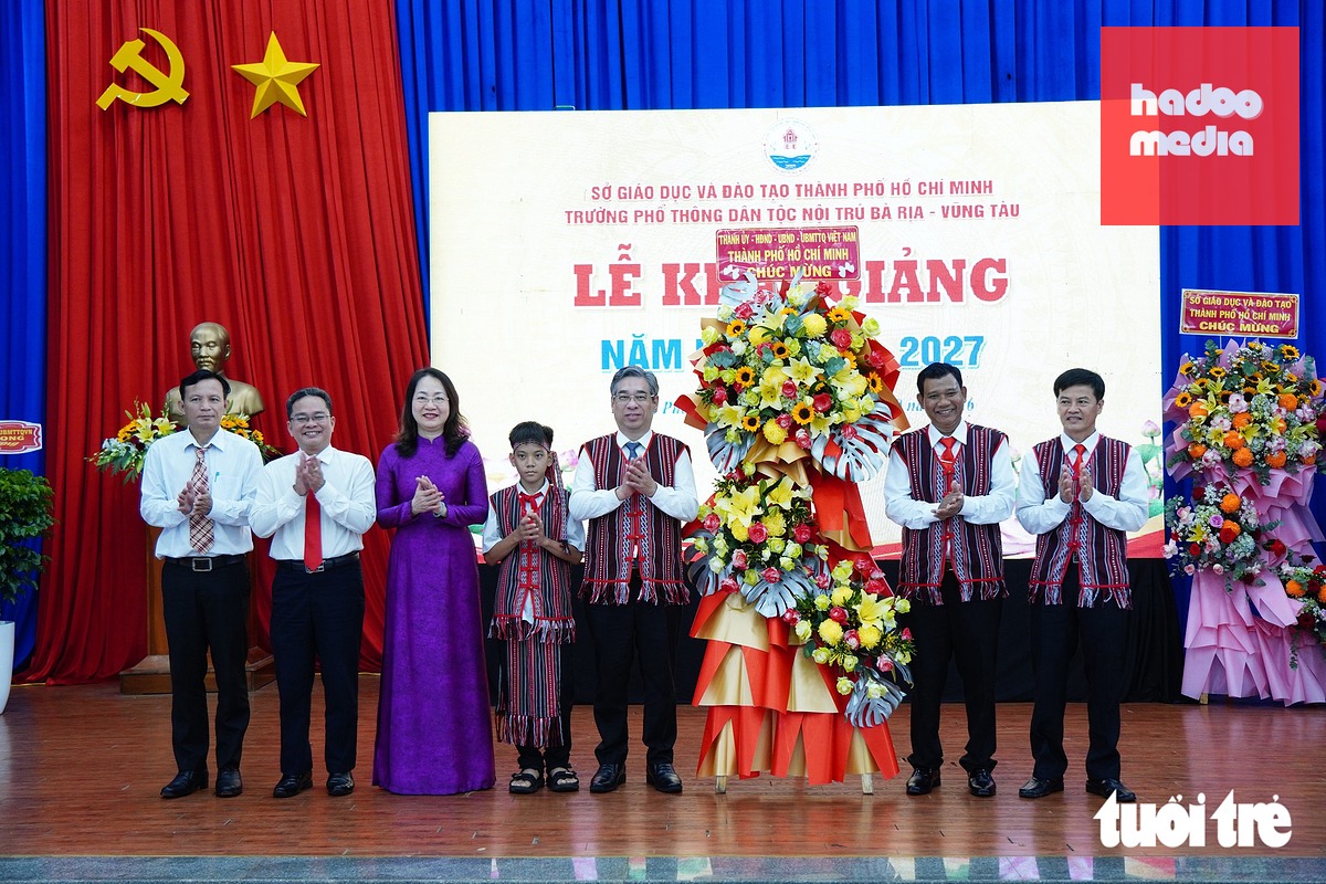 Phó bí thư Thành ủy TP.HCM Nguyễn Phước Lộc cùng lãnh đạo các sở, ban, ngành thành phố dự lễ khai giảng năm học 2026-2027 của Trường Phổ thông dân tộc nội trú Bà Rịa - Vũng Tàu - Ảnh: KỲ PHONG