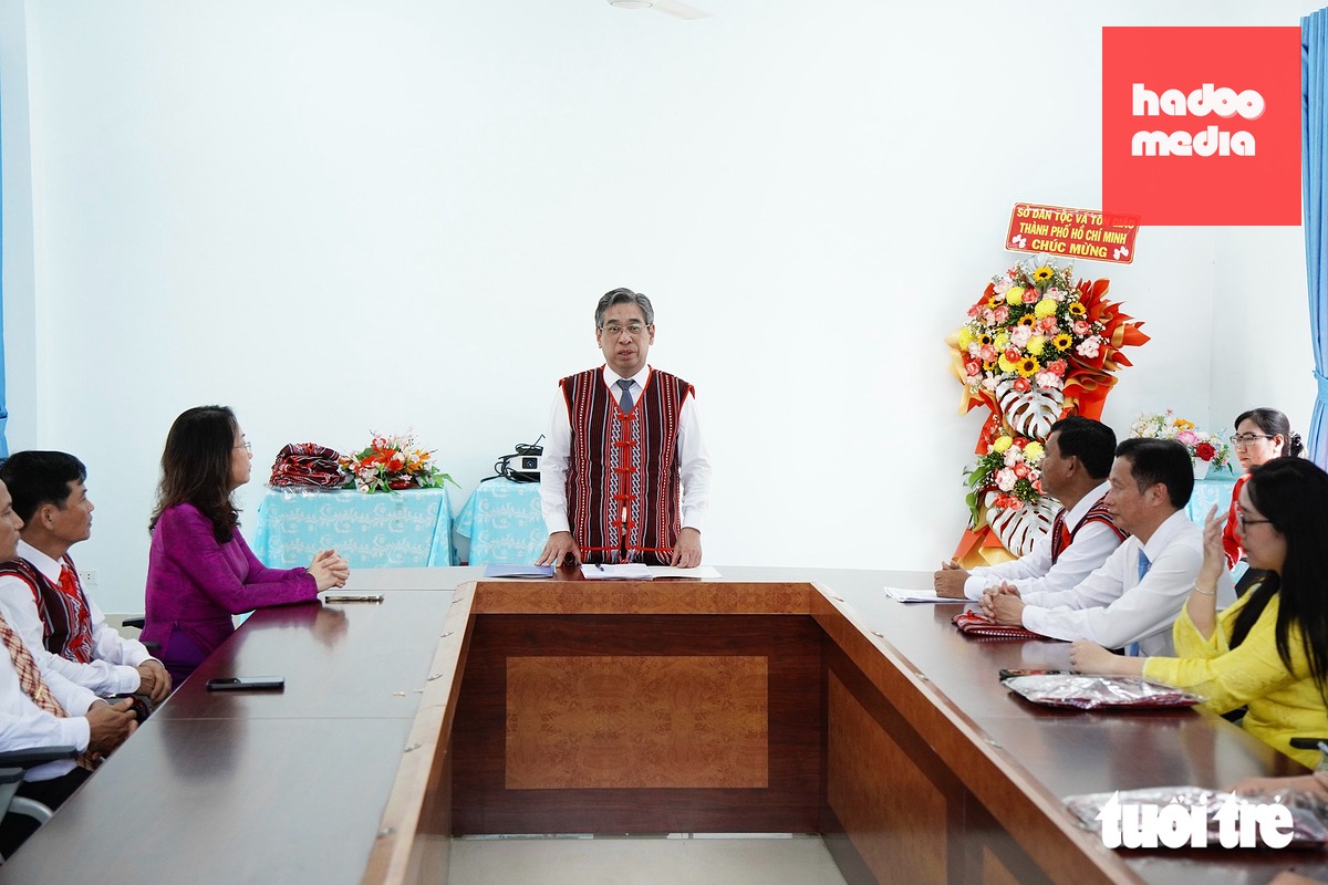 Ủy viên Trung ương Đảng, Phó bí thư Thành ủy, Chủ tịch Ủy ban MTTQ Việt Nam TP.HCM Nguyễn Phước Lộc làm việc với ban giám hiệu nhà trường - Ảnh: KỲ PHONG