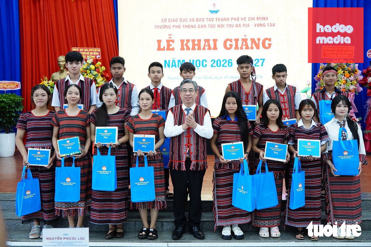 Phó bí thư Thành ủy TP.HCM Nguyễn Phước Lộc trao học bổng Nguyễn Hữu Thọ đến các em học sinh nhân dịp khai giảng năm học 2026-2027 - Ảnh: KỲ PHONG