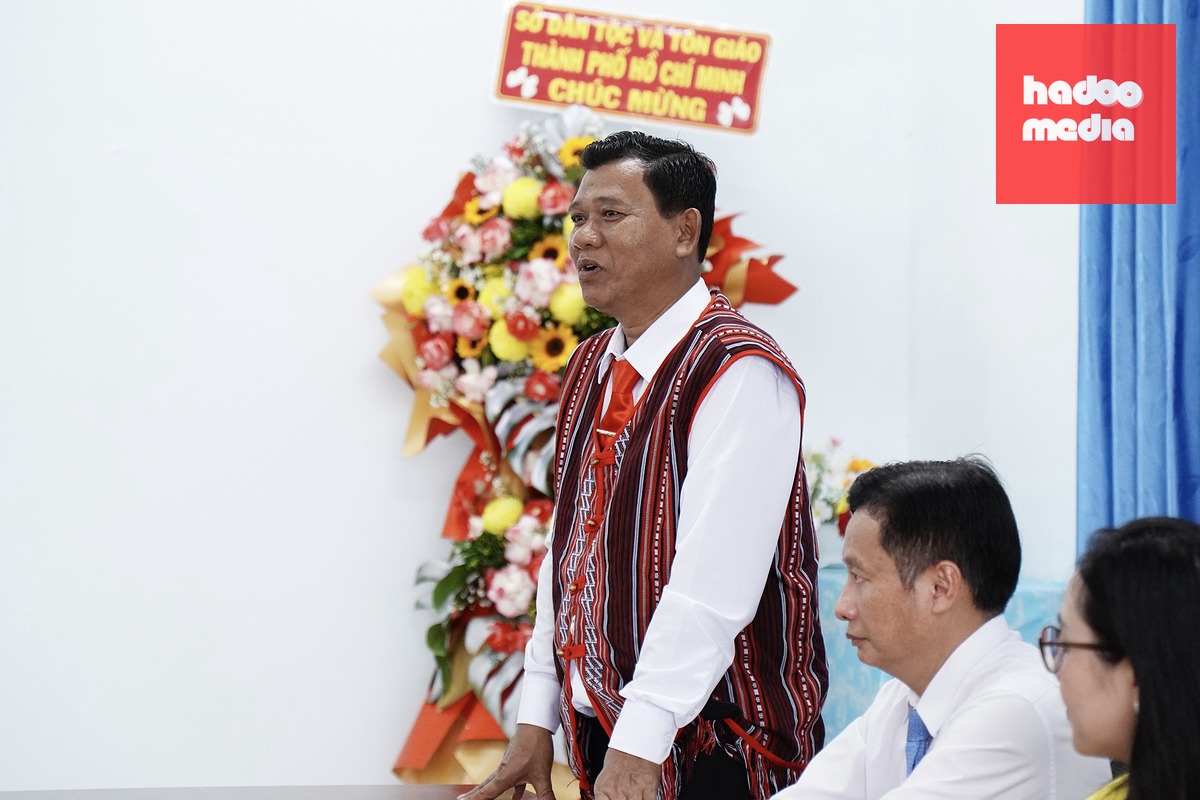 Thầy Đào Văn Phước, Hiệu trưởng Trường Phổ thông dân tộc nội trú Bà Rịa - Vũng Tàu, phát biểu - Ảnh: KỲ PHONG