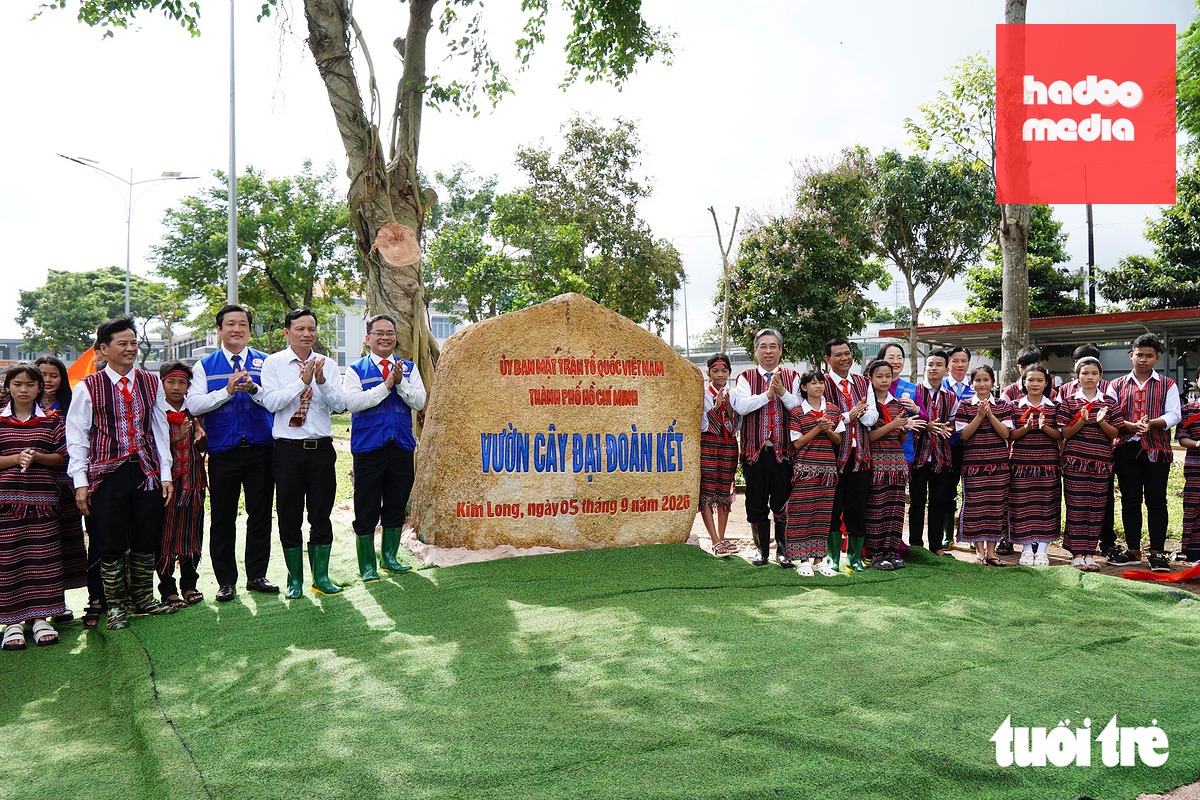 Dịp này, Ủy ban MTTQ Việt Nam TP.HCM trao tặng công trình "Vườn cây đại đoàn kết" cho Trường Phổ thông dân tộc nội trú Bà Rịa - Vũng Tàu - Ảnh: KỲ PHONG