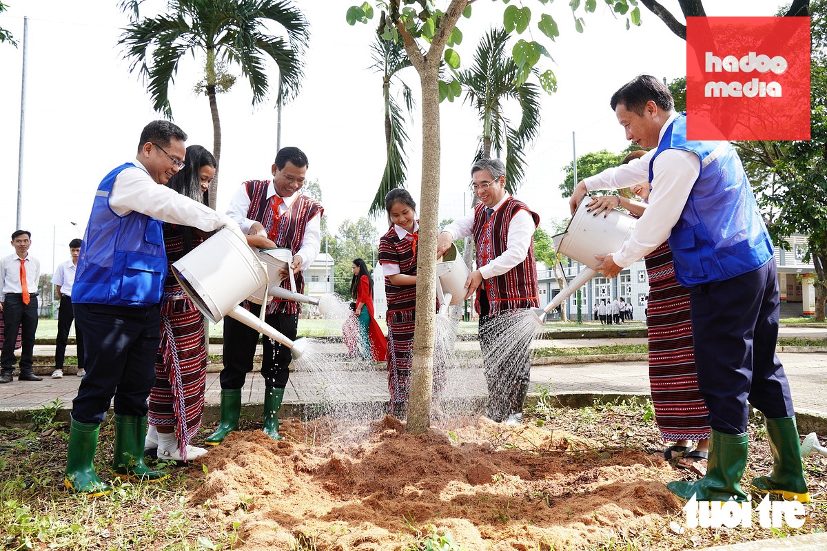 Các đại biểu trồng cây, khánh thành "Vườn cây đại đoàn kết" tại Trường Phổ thông dân tộc nội trú Bà Rịa - Vũng Tàu - Ảnh: KỲ PHONG