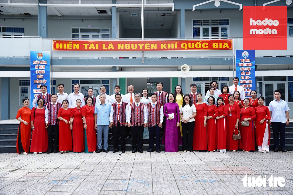 Các đại biểu chụp ảnh lưu niệm - Ảnh: KỲ PHONG