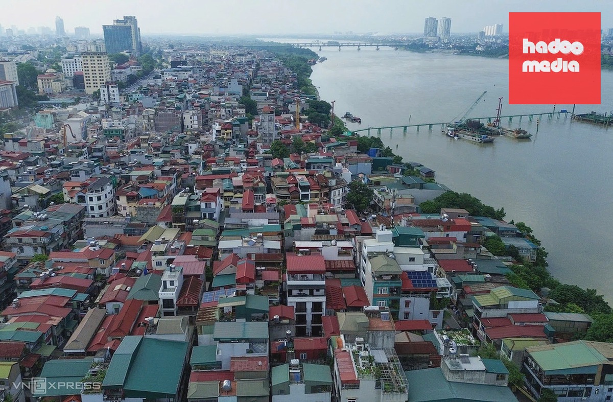 Khu vực dân cư ngoài đê sông Hồng thuộc địa bàn phường Hồng Hà. Ảnh: Phạm Chiểu