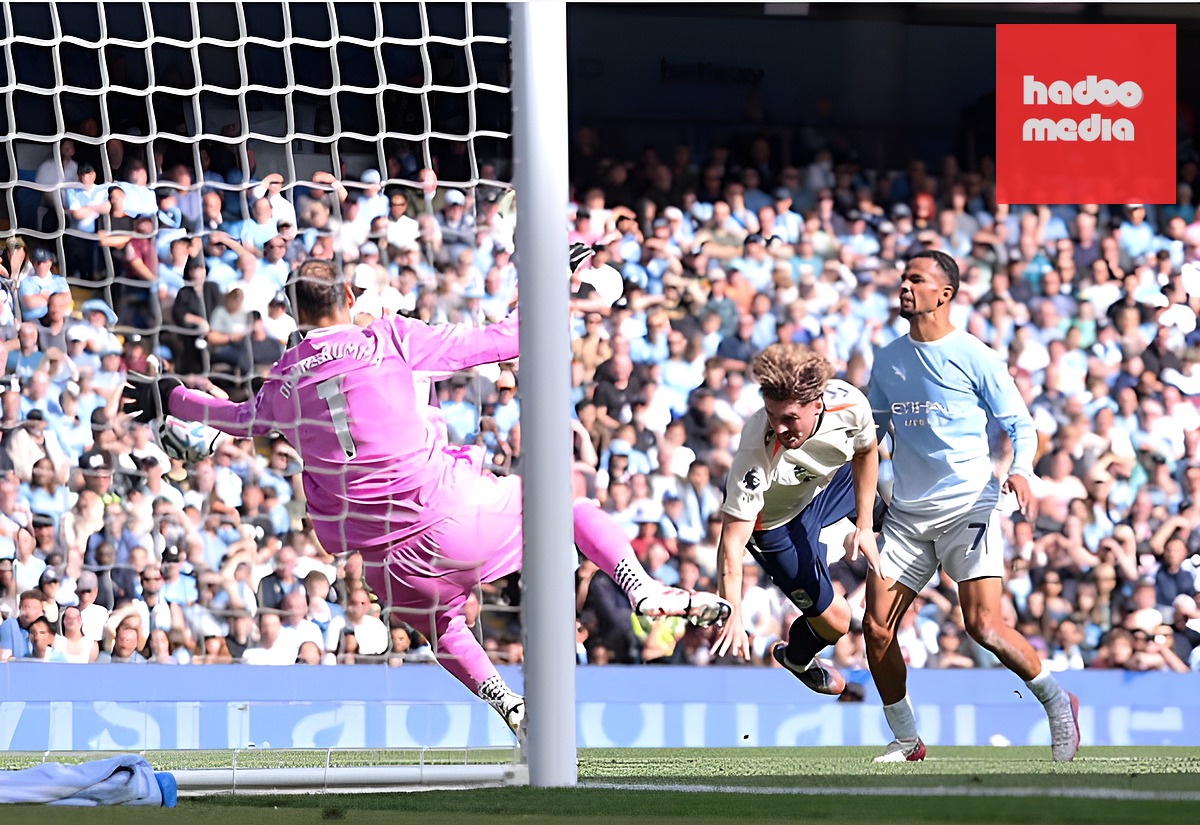 Donnarumma phải làm việc hết công suất ở quãng thời gian cuối trận. Ảnh: Carl Recine/Getty Images.