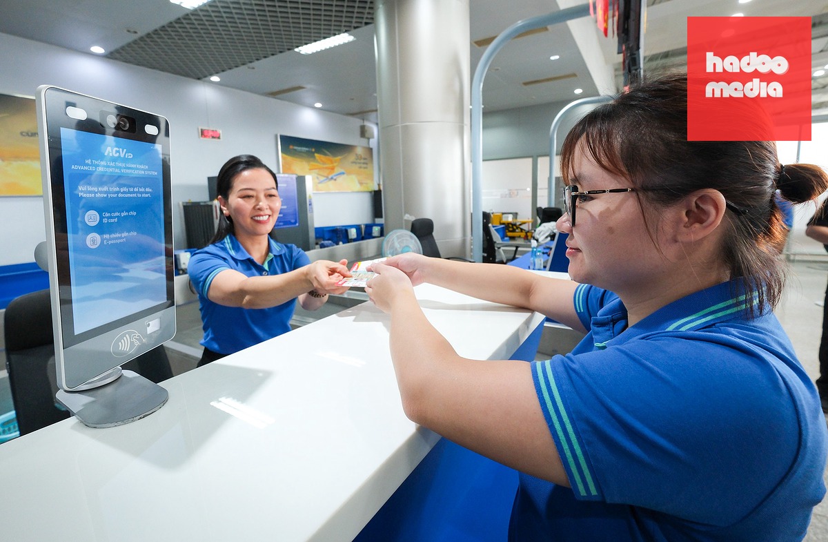 Sân bay Liên Khương sẽ dừng phát thanh tìm khách để hạn chế tiếng ồn. Trong ảnh, nhân viên sân bay tập huấn check-in sinh trắc - Ảnh: M.V