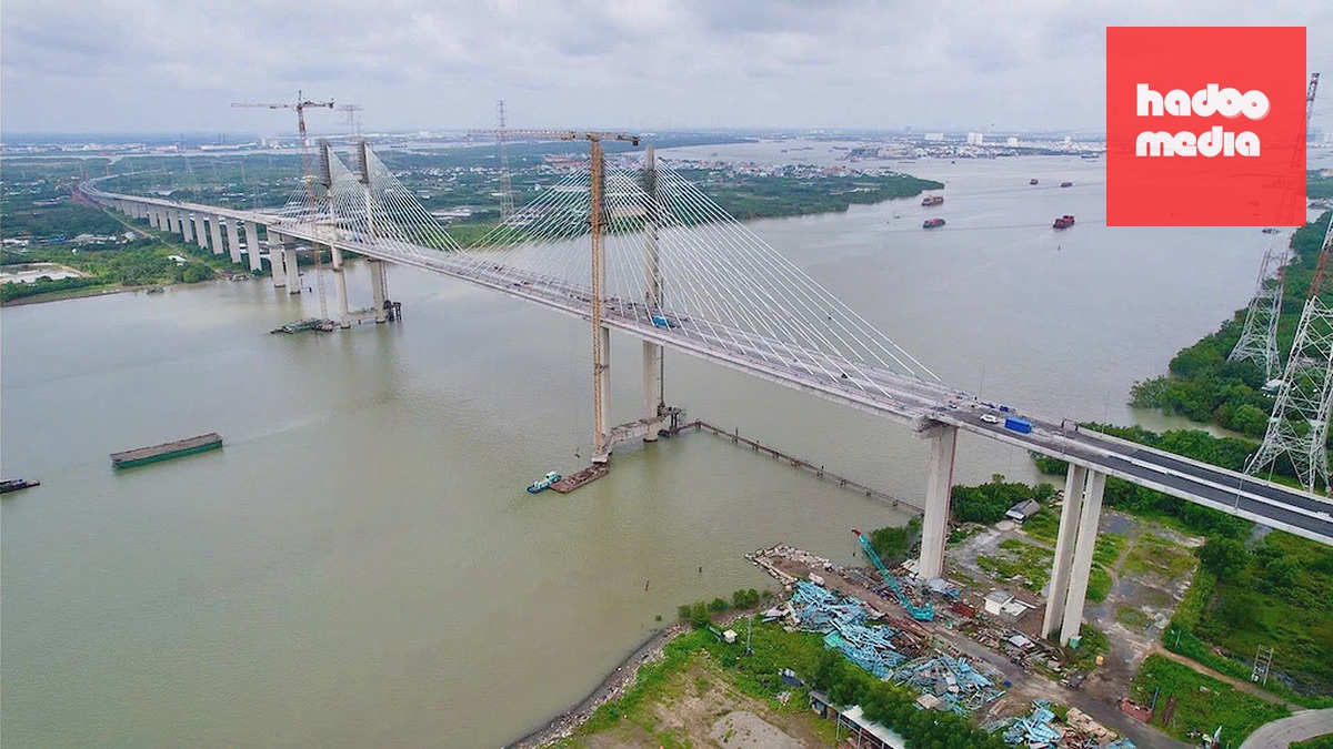 Cầu Phước Khánh là một trong hai hạng mục còn thi công trên tuyến cao tốc Bến Lức - Long Thành ngày 5/9. Ảnh: Thái Hà