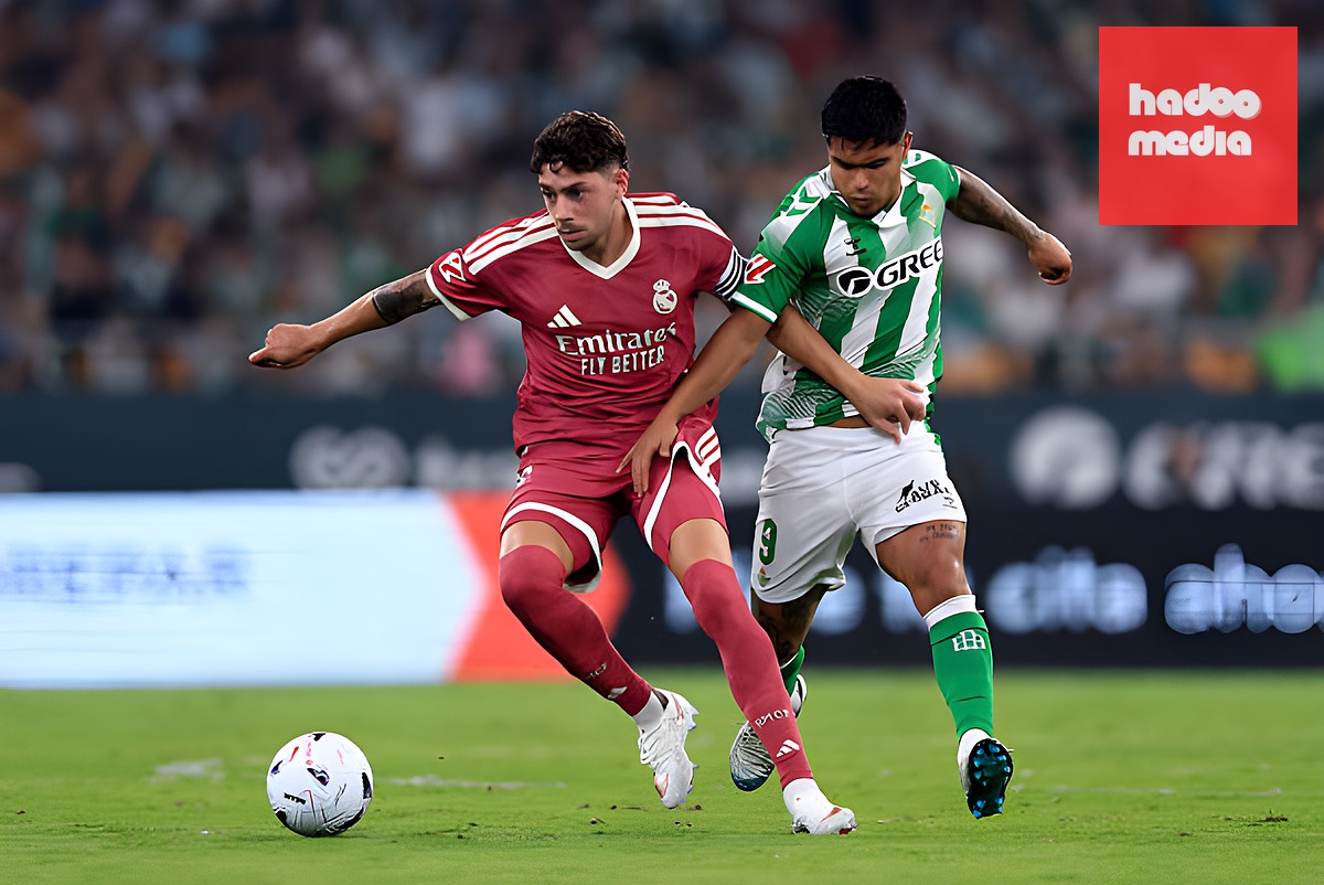 Federico Valverde gặp khó ở vị trí tiền vệ trụ. Ảnh: Fran Santiago/Getty Images