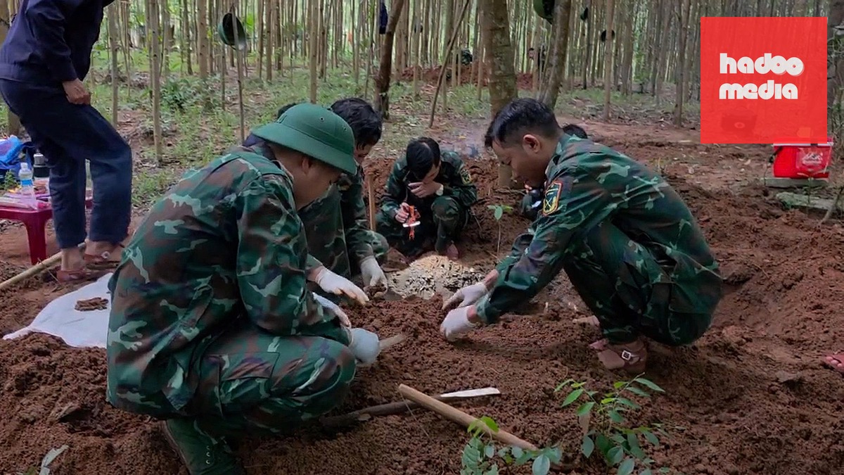 Một hài cốt liệt sĩ khác được tỉnh Quảng Trị tìm thấy trong cùng ngày - Ảnh: HOÀI NAM