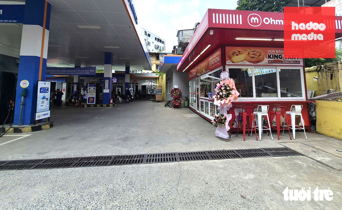 Cửa hàng tiện lợi được thiết kế ngay tại cửa ra vào cây xăng - Ảnh: NGỌC AN