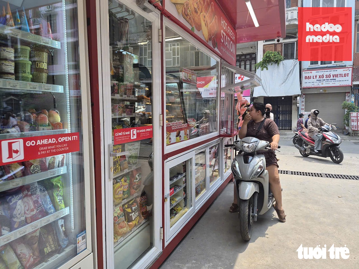 Người mua hàng có thể tiện lợi mua sản phẩm ngay mặt tiền cửa hàng - Ảnh: NGỌC AN
