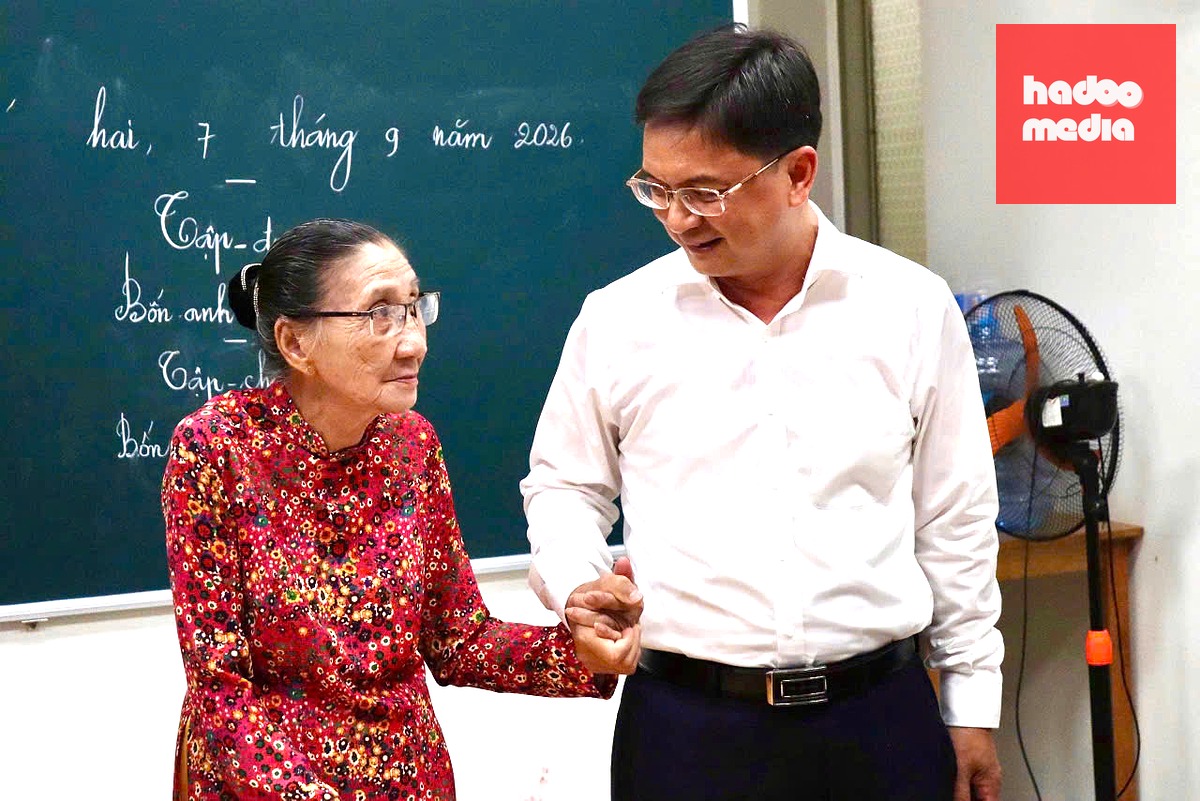 Ông Nguyễn Mạnh Cường - Ủy viên dự khuyết Trung ương Đảng, Phó chủ tịch UBND TP.HCM - thăm cô giáo Nguyễn Thị Ba tại lớp học tình thương phường Thủ Dầu Một tối 7-9 - Ảnh: NHẬT THỊNH