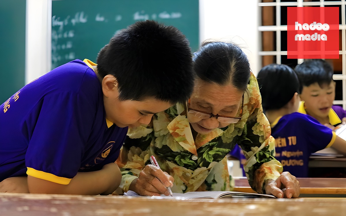 Phó chủ tịch TP.HCM thăm lớp học tình thương của “cô Ba” Thủ Dầu Một - Ảnh 2.