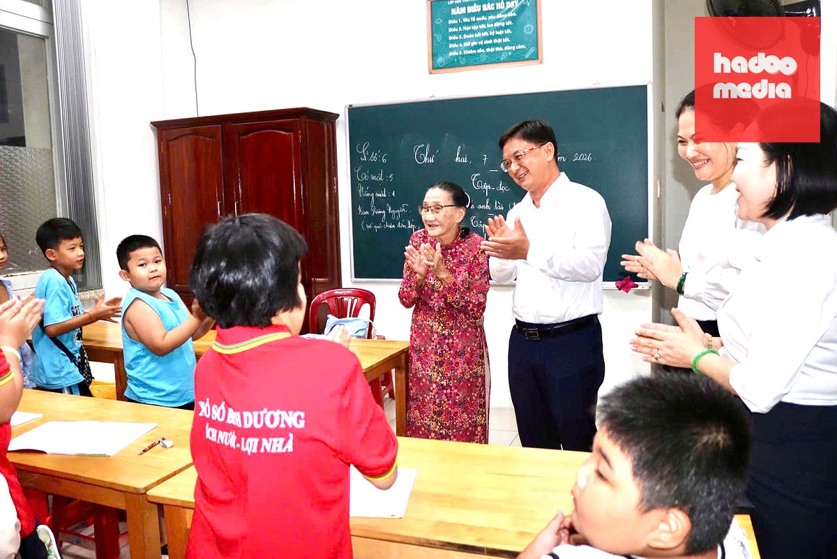 Không có lễ khai giảng như những ngôi trường khác, nhưng lớp học tình thương tại phường Thủ Dầu Một, TP.HCM vẫn rộn ràng tiếng cười, ấm áp tình người - Ảnh: NHẬT THỊNH