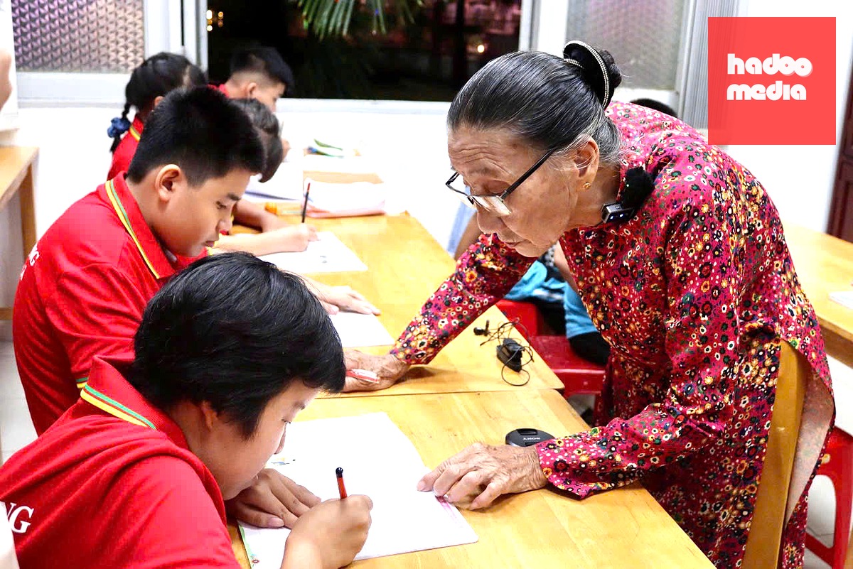 Với tấm lòng yêu trẻ, cô Ba vẫn ngày ngày đi bán vé số, tối về dạy cho các em học sinh có hoàn cảnh khó khăn suốt 10 năm nay - Ảnh: NHẬT THỊNH