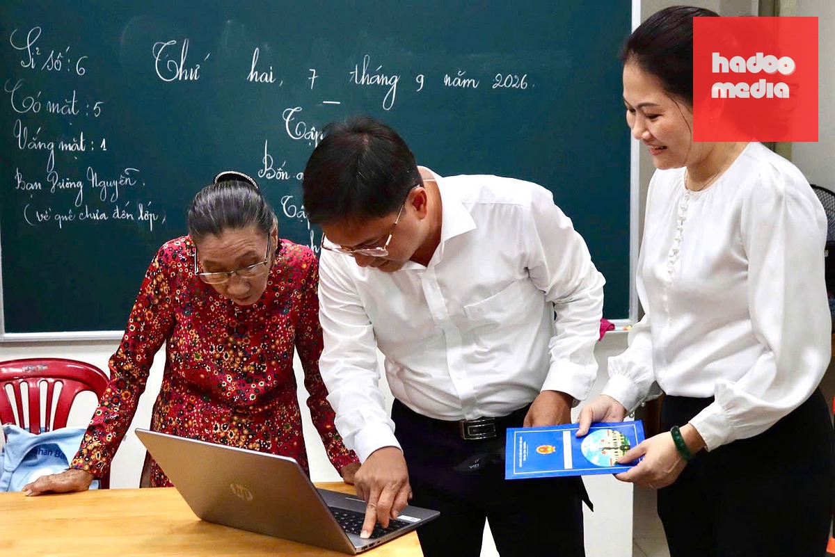 Ông Nguyễn Mạnh Cường - Ủy viên dự khuyết Trung ương Đảng, Phó chủ tịch UBND TP.HCM - tặng máy tính xách tay và hướng dẫn cô Ba sử dụng để phục vụ giảng dạy - Ảnh: NHẬT THỊNH