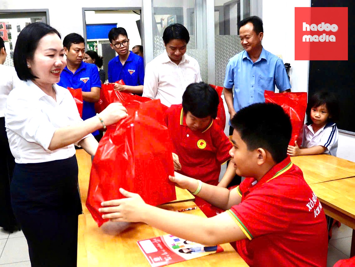 Những phần quà, sách giáo khoa, bánh trung thu được bà Nguyễn Thu Cúc - Bí thư Đảng ủy, Chủ tịch HĐND phường Thủ Dầu Một và lãnh đạo phường tặng các em học sinh tại lớp học - Ảnh: NHẬT THỊNH