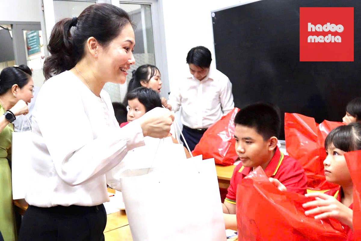 Bà Nguyễn Thị Nhật Hằng - Phó giám đốc Sở Giáo dục và Đào tạo TP.HCM - tặng quà cho các học sinh. Tại buổi thăm, lãnh đạo sở được yêu cầu xem xét triển khai các giải pháp phù hợp hỗ trợ và hướng dẫn, tạo điều kiện để các em tại lớp học tình thương được xác nhận quá trình học tập - Ảnh: NHẬT THỊNH
