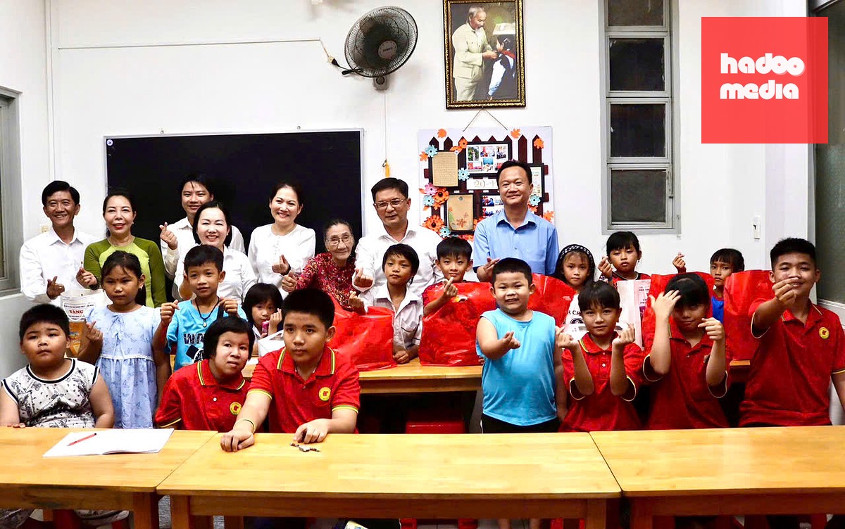 Phó chủ tịch UBND TP.HCM Nguyễn Mạnh Cường cùng lãnh đạo Sở Giáo dục và Đào tạo và phường Thủ Dầu Một chụp ảnh lưu niệm cùng cô giáo Nguyễn Thị Ba và các em học sinh tại lớp học đặc biệt - Ảnh: NHẬT THỊNH