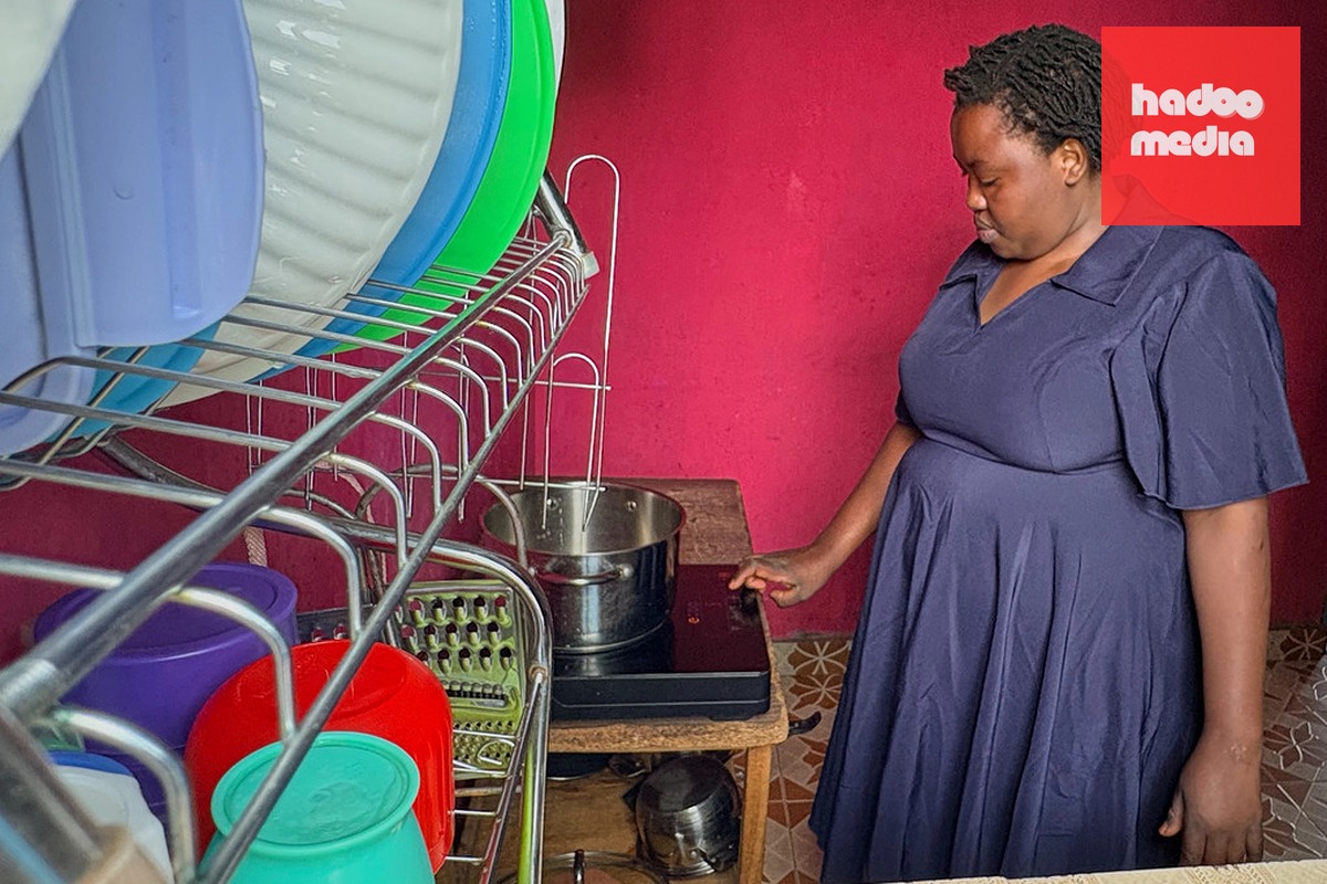 Cô Mary Kavutha nấu ăn bằng bếp điện tại Nairobi (Kenya) vào ngày 31/7. Ảnh: AP