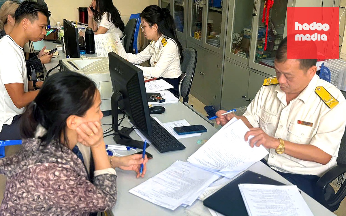 Cơ quan thuế hướng dẫn hộ kinh doanh chính sách thuế mới - Ảnh: LÊ THANH