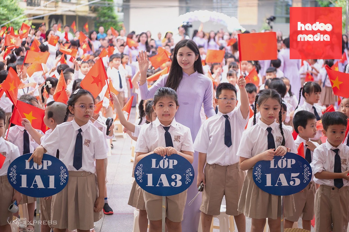 Học sinh, giáo viên trường Tiểu học Nguyễn Viết Xuân, phường Yên Hòa, Hà Nội, trong ngày khai giảng, tháng 9/2026. Ảnh: Thế Bằng