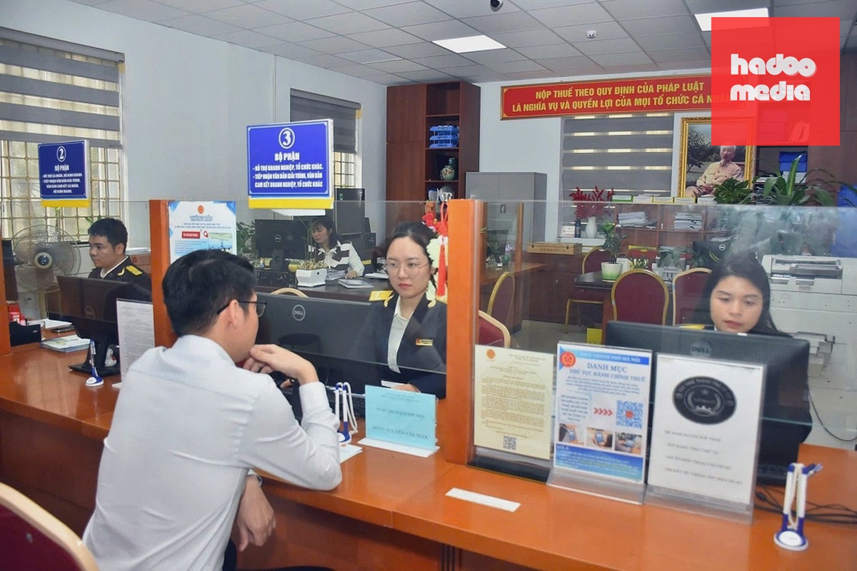 Người dân thực hiện thủ tục hành chính tại cơ quan thuế. Ảnh: Cục Thuế