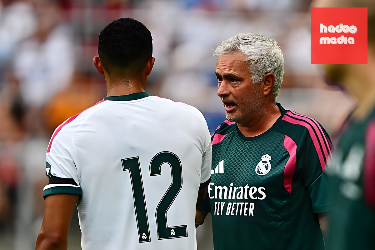 Mourinho đối mặt với quyết định quan trọng cho Alexander-Arnold. Ảnh: Christian Bruna/Getty Images.